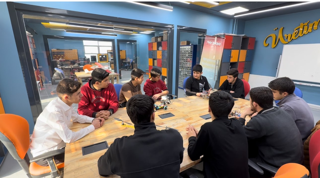 Yüksekova’da ilk robotik takımı ’Bezoar’ İstanbul yolcusu
Yüksekova’da ilk robotik takımı ’Bezoar’ İstanbul yolcusu