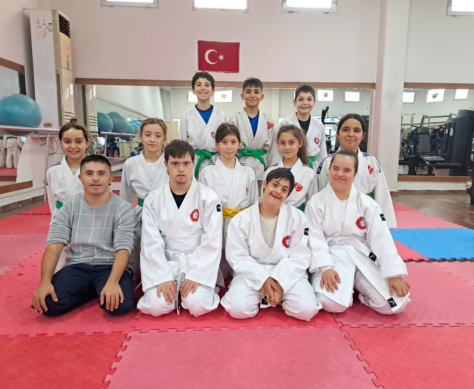 Yunusemre’de down sendromlu bireylere yönelik judo kursları başladı
Yunusemre’de down sendromlu bireylere yönelik judo kursları başladı