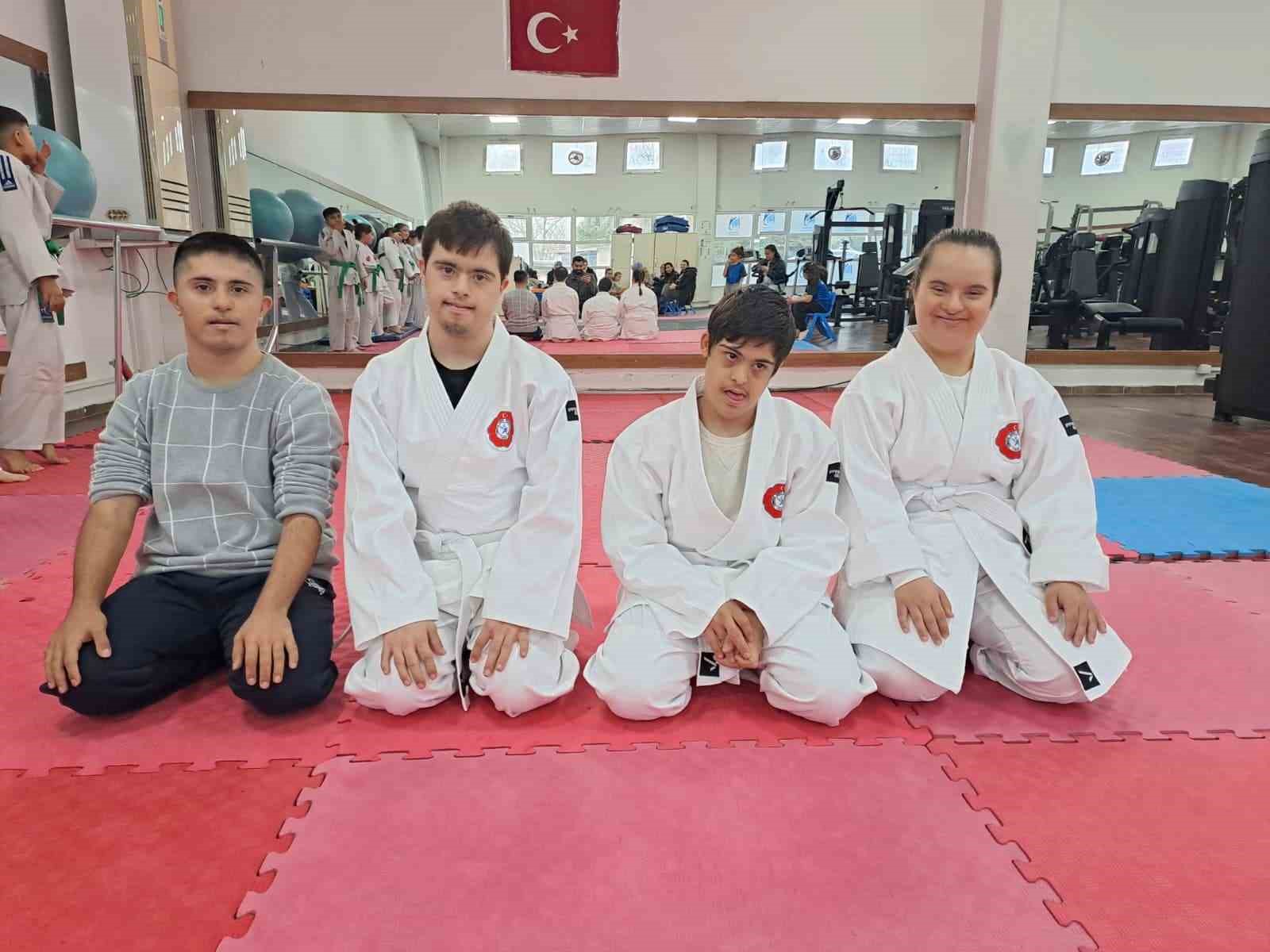 Yunusemre’de down sendromlu bireylere yönelik judo kursları başladı
Yunusemre’de down sendromlu bireylere yönelik judo kursları başladı