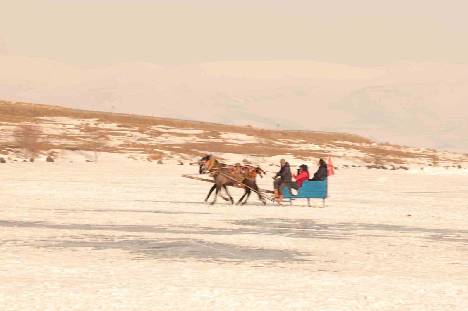 Yüzeyi buz tutan Çıldır Gölü misafirlerini ağırlamaya başladı
