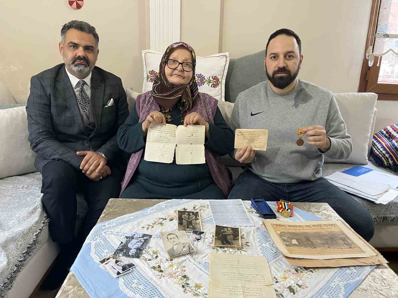 Yüzünü görüp, sesini duymadığı şehit babasının kendisi için yazdığı 75 yıllık mektubu yıllardır saklıyor
