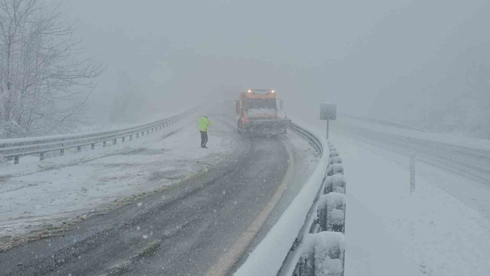 Zonguldak-Ereğli yolunda sürücülere kar engeli
Zonguldak-Ereğli yolunda sürücülere kar engeli
