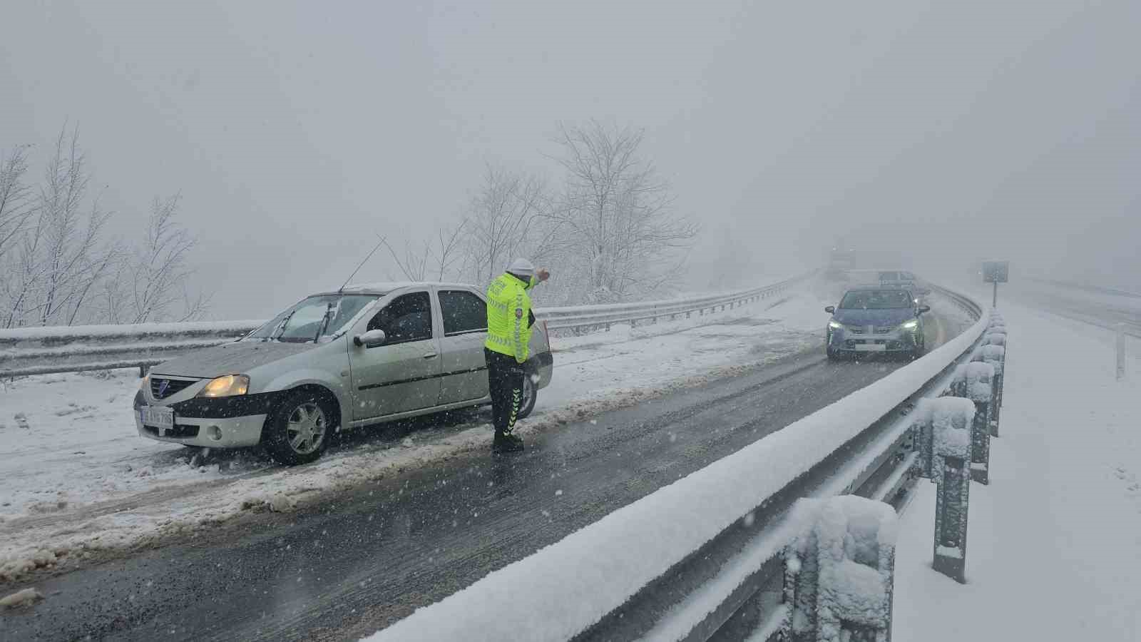 Zonguldak-Ereğli yolunda sürücülere kar engeli
Zonguldak-Ereğli yolunda sürücülere kar engeli