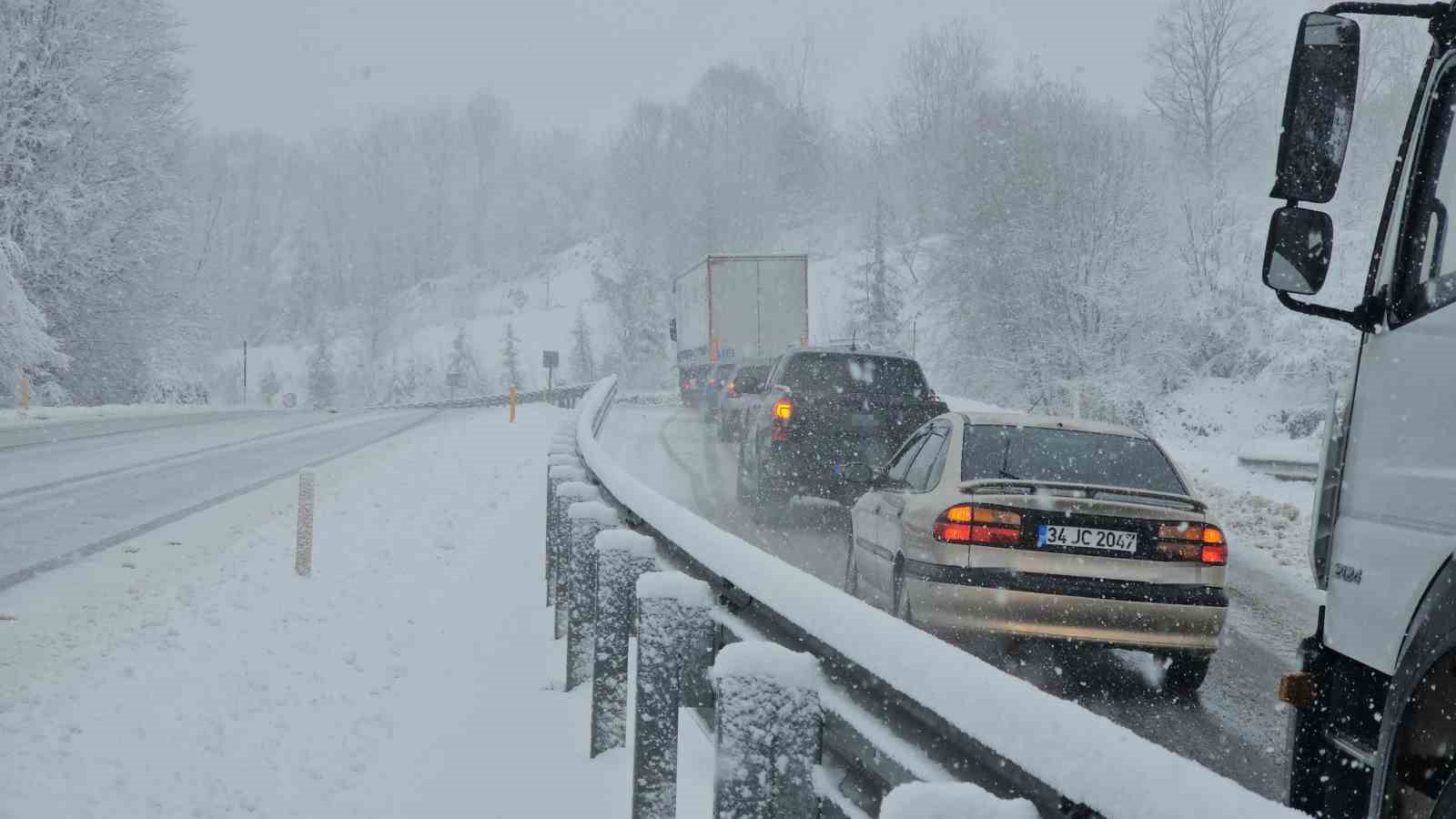 Zonguldak-Ereğli yolunda sürücülere kar engeli
Zonguldak-Ereğli yolunda sürücülere kar engeli