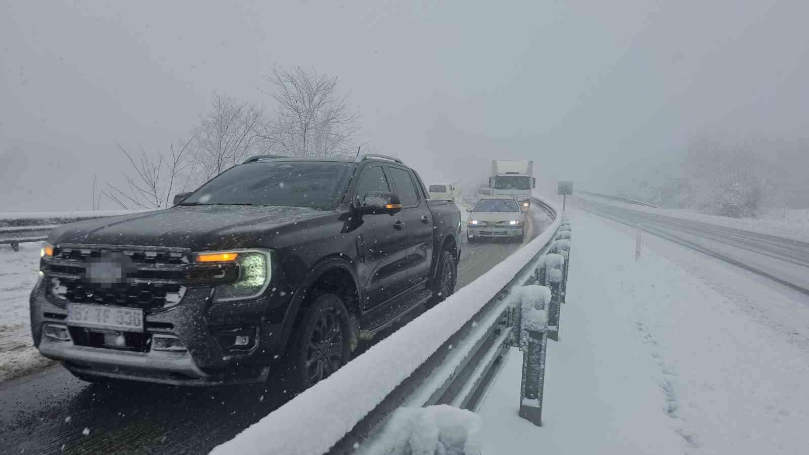 Zonguldak-Ereğli yolunda sürücülere kar engeli
Zonguldak-Ereğli yolunda sürücülere kar engeli