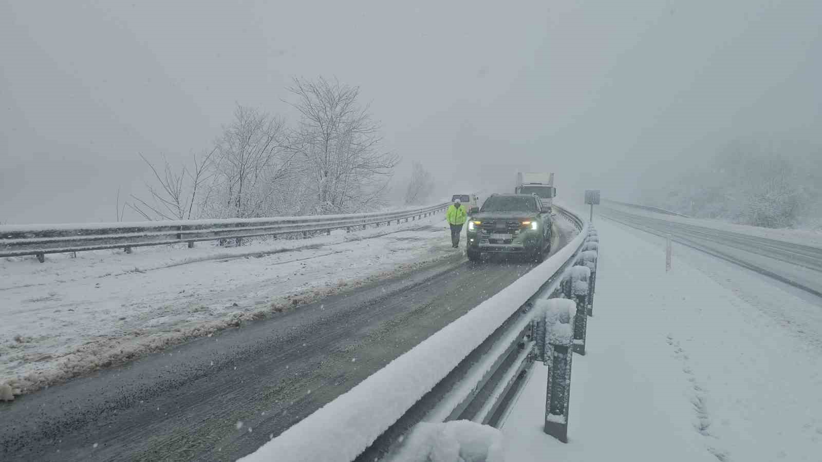 Zonguldak-Ereğli yolunda sürücülere kar engeli
Zonguldak-Ereğli yolunda sürücülere kar engeli