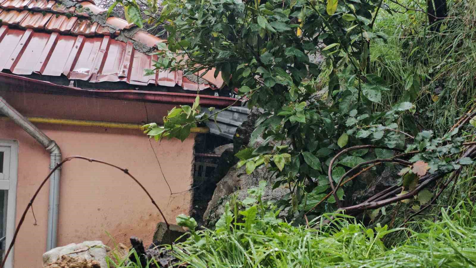 Zonguldak’ta korkutan heyelan; kayalar iki evin üzerine düştü
Zonguldak’ta korkutan heyelan; kayalar iki evin üzerine düştü