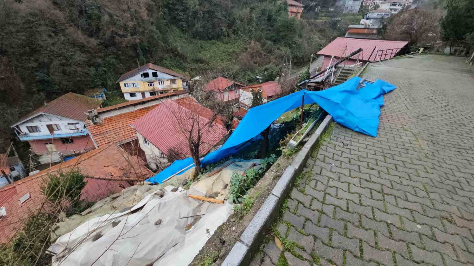 Zonguldak’ta korkutan heyelan; kayalar iki evin üzerine düştü
Zonguldak’ta korkutan heyelan; kayalar iki evin üzerine düştü