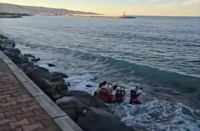 3 tekerlekli elektrikli motosiklet denize uçtu
