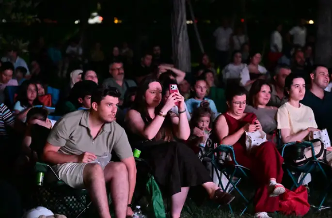 Açık hava sinema gösterimleri Manisa'da sürüyor
