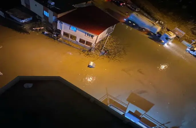 Adana’da sağanak yağmur hayatı felç etti: Yollar göle döndü, araçlar mahsur kaldı
