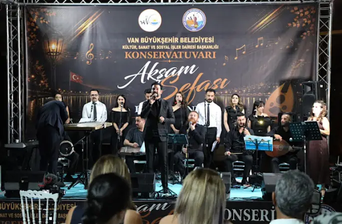 Akşam Sefası Topluluğu, Edremit Sahili’nde konser verdi