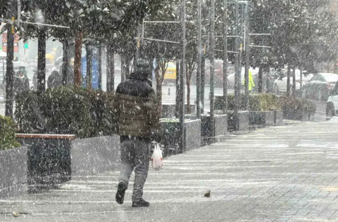 Arnavuköy’de kar yağışı
