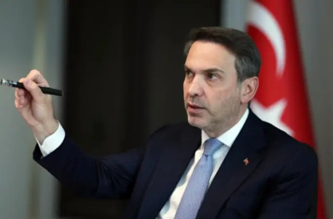Bakan Bayraktar, şehit ailelerini ziyaret etti