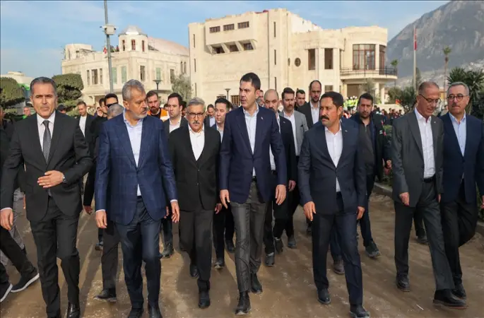 Bakan Kurum, Hatay'da, 455 bininci afet konutu teslimi öncesi incelemelerde bulundu