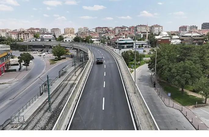 Başkan Altay Kunduracılar Üst Geçidi'nde Asfaltı Yenileyerek Standardı Yükselttiklerini Açıkladı   