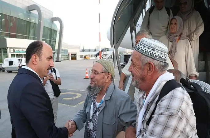 Başkan Altay, Kutsal Topraklardan Dönen Vefa Umresi İlk Kafilesinin Dönüş Heyecanına Ortak Oldu