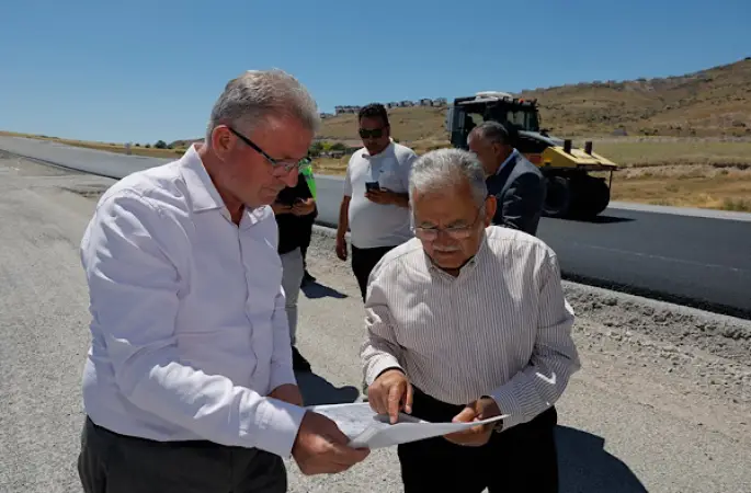 Başkan Büyükkılıç, sıcak asfalt çalışmalarını yerinde inceledi