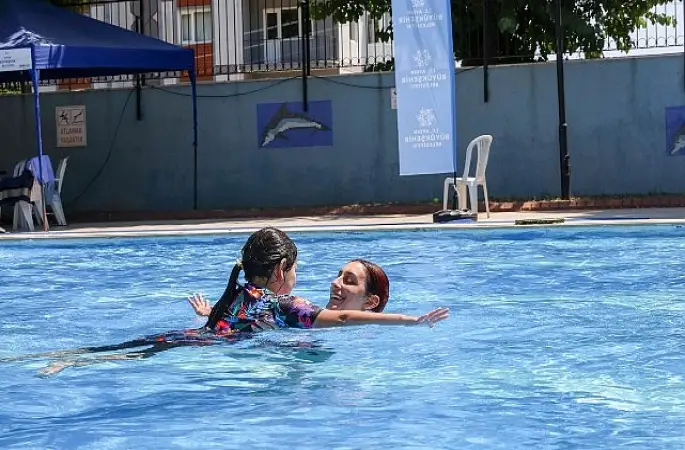 Başkan Çerçioğlu'nun Öncülüğünde Otizmli Çocuklar Yüzmeyle Güçleniyor