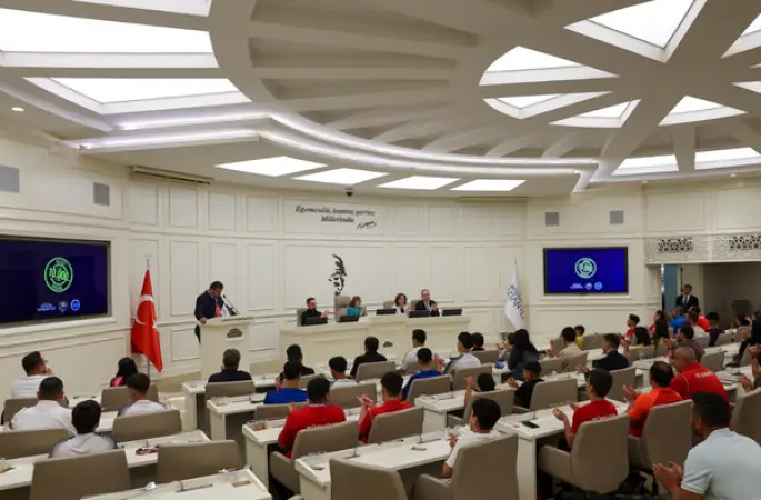 Başkan Şahin, başarılı sporcularla buluştu: Sporu merkezimize almamız gerekiyor