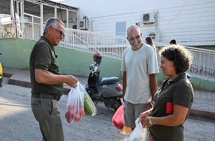 Başkan Topaloğlu'ndan pazar esnafına ziyaret 
