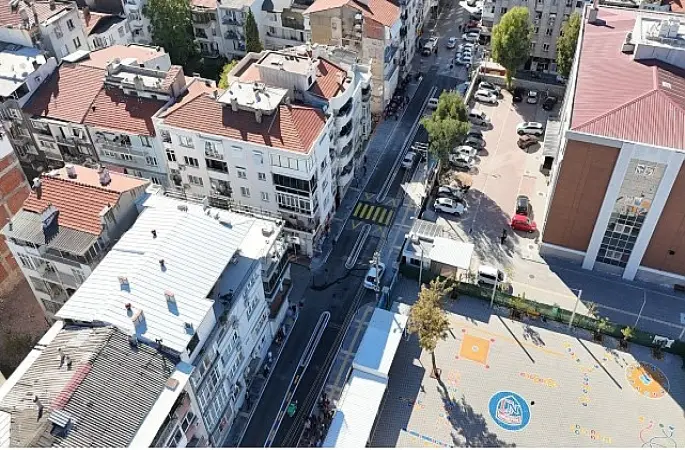 Beş okulun kullandığı sokağa Konak Belediyesi'nden güvenli dokunuş