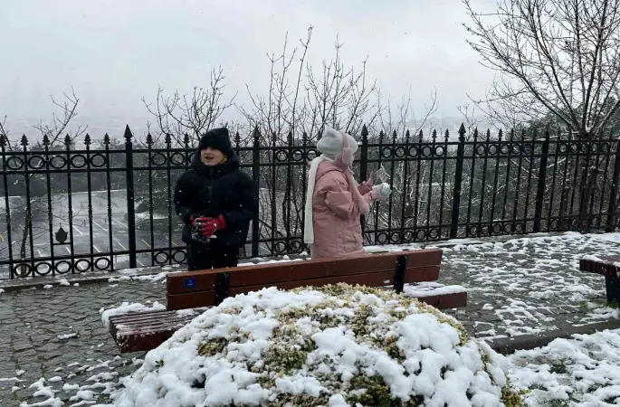 Beyaza bürünen Çamlıca’da kar topu savaşı görenleri gülümsetti
