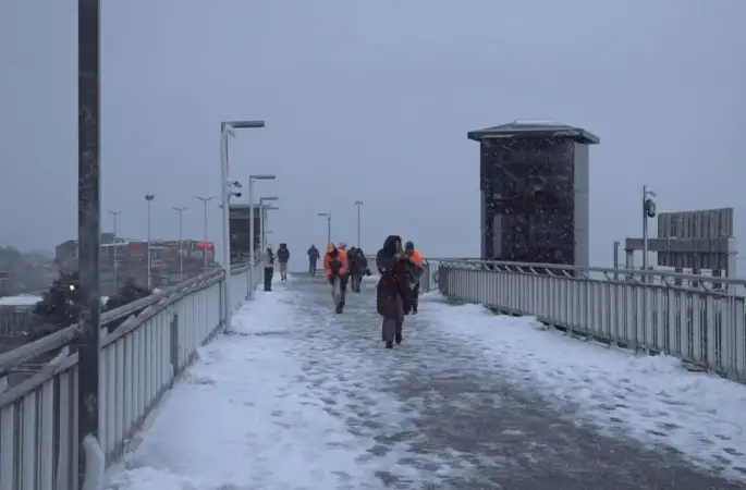Beylikdüzü metrobüst üst geçidi karla kaplandı

