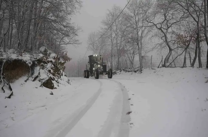 Biga’da karla kaplanan 2 köy yolu açıldı
