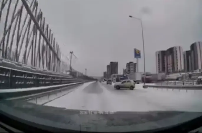 Bursa’da  yoğun kar yağışı kazaları beraberinde getirdi
