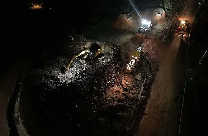 Büyükşehir ekipleri gece gündüz sahada; Başiskele'de selin izleri siliniyor