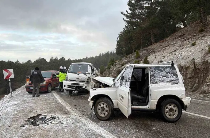 Buzlanma nedeniyle arazi aracıyla kamyonet çarpıştı: 2 yaralı

