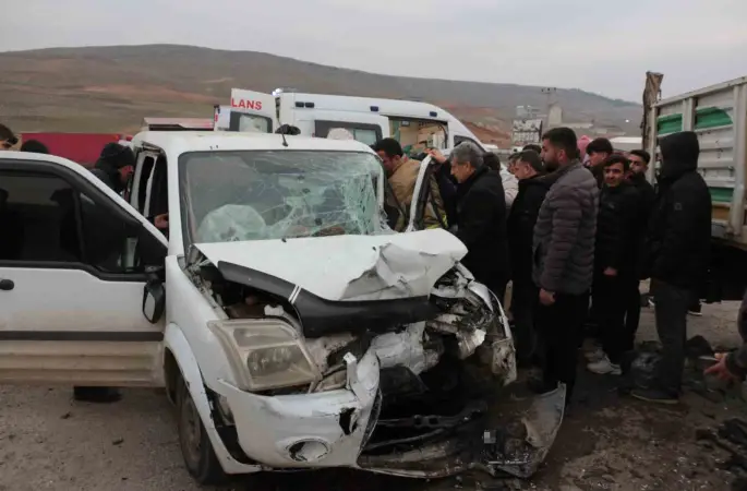 Cizre’de hafif ticari araç park halindeki tırın dorsesine çarptı: 1 yaralı
