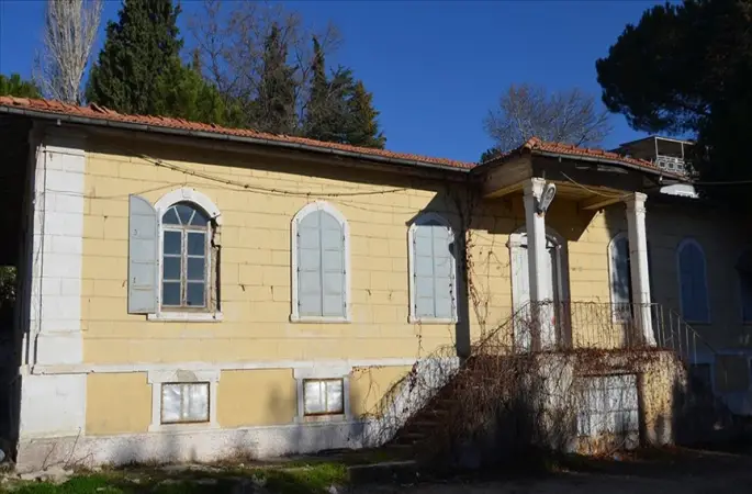 Demirci'nin halıcılık geleneği 120 yıllık okulda yaşatılacak