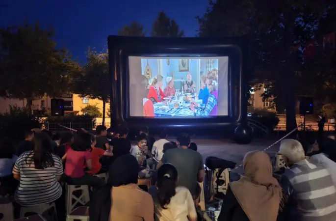 Derince’de yaz akşamları mahalle şenlikleri ve açık hava sinemasıyla renkleniyor