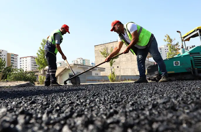 Diyarbakır’da iki caddeye 10 bin 400 ton asfalt serildi