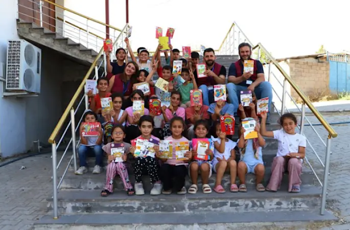 Diyarbakır'da "Masal Sandığı" projesiyle kırsaldaki çocuklara masal kitapları ulaştırdı