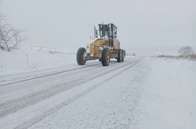 Edirne’de kar kent merkezinde etkisini azalttı, ilçelerde kar küremesi devam ediyor
