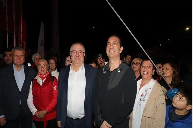 Edremit'te Cumhuriyet Bayramı coşkusu yağmura rağmen dinmedi