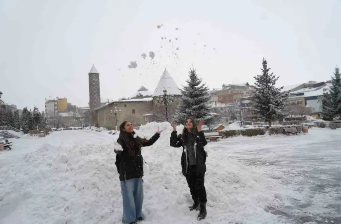 Erzurum’da kar yağışı etkili oluyor
