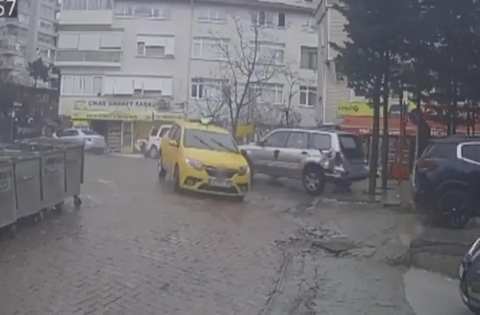 Fren yerine gaza basan sürücünün yaptığı akıl almaz kaza kameraya yansıdı
