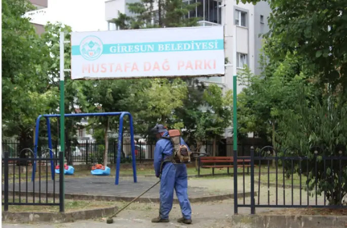 Giresun'da park ve bahçelerde temizlik çalışmaları sürüyor