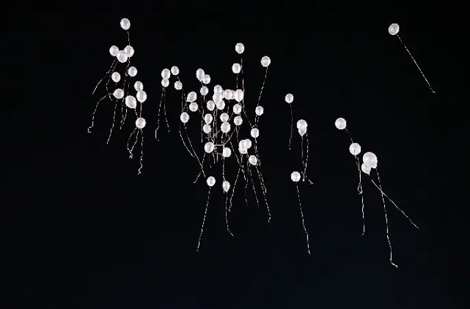 Gökyüzüne pembe balon bıraktılar