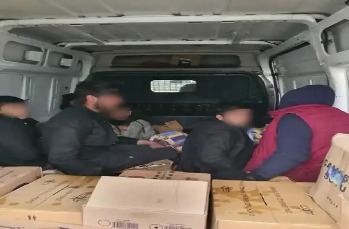 Hendek’te minibüs kasasındaki göçmenleri polis yakaladı
