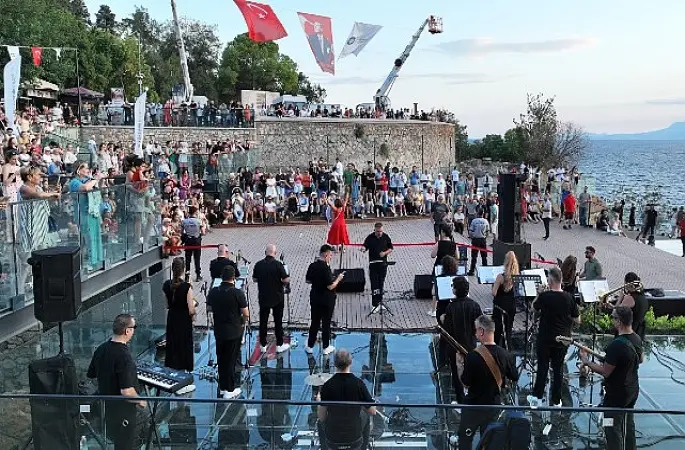 Hıdırlık Kulesi'nde gün batımı ve müzik keyfi yaşandı