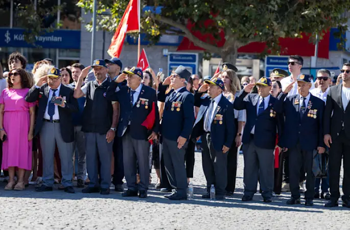 İzmir'in kurtuluşunun 104. yıl dönümü bayrak töreniyle kutlandı