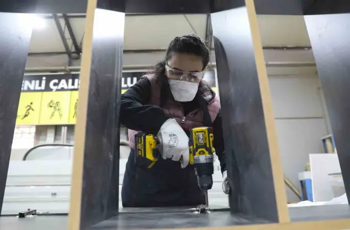 Kadın mobilya ustaları yetişiyor: 12 yıl öğretmenlikten sonra marangoz oldu
