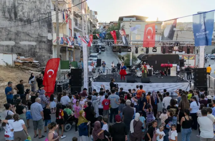 Karabağlar'da Mahalle Şenliği coşkusu: Binlerce İzmirli yaz akşamında buluştu