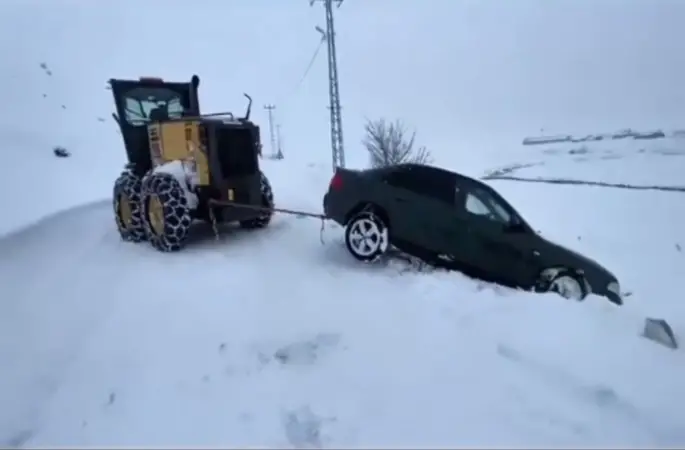 Karlıova’da karla mücadele sürüyor: Mahsur kalan araçlar kurtarıldı
