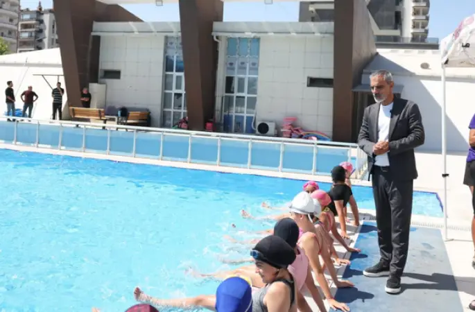 Kayapınar Belediyesi’nin ücretsiz yüzme kurslarına 13 bin 740 kişiden ilgi